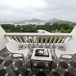 Hotel Hilltop Palace